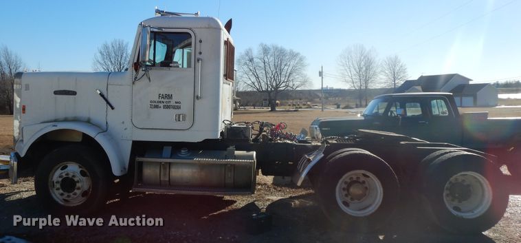 image for item GG9445 1988 Freightliner FLC  semi truck