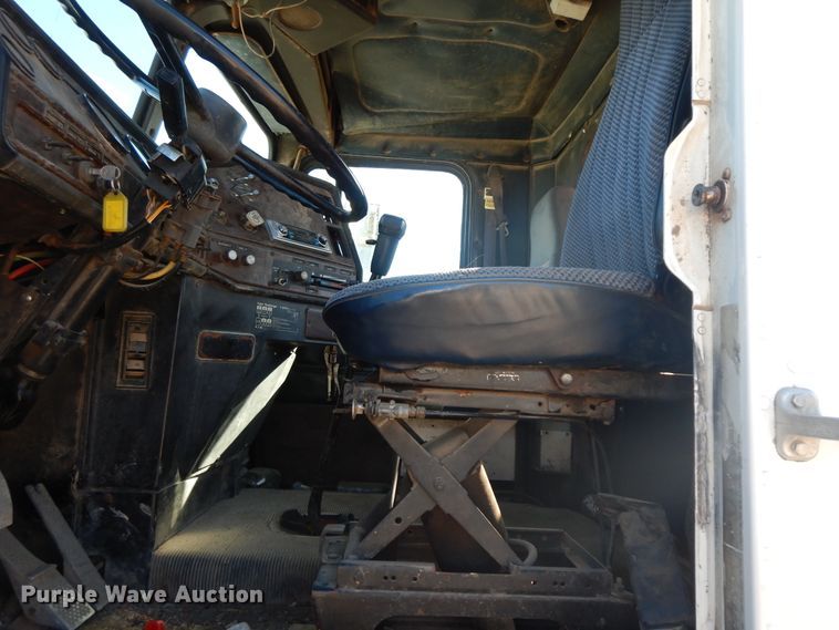 image for item GG9445 1988 Freightliner FLC  semi truck