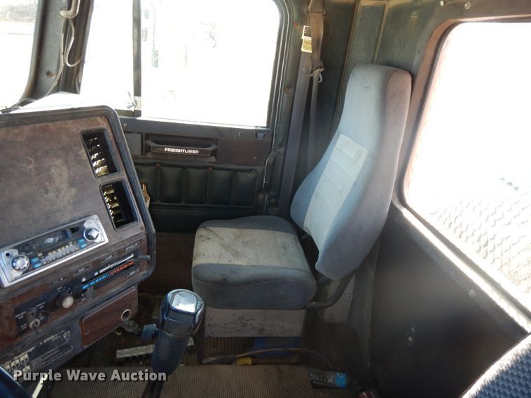 image for item GG9445 1988 Freightliner FLC  semi truck