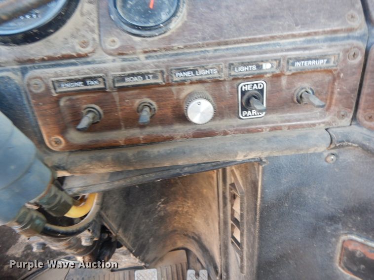 image for item GG9445 1988 Freightliner FLC  semi truck