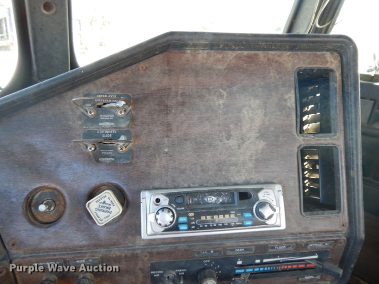 image for item GG9445 1988 Freightliner FLC  semi truck