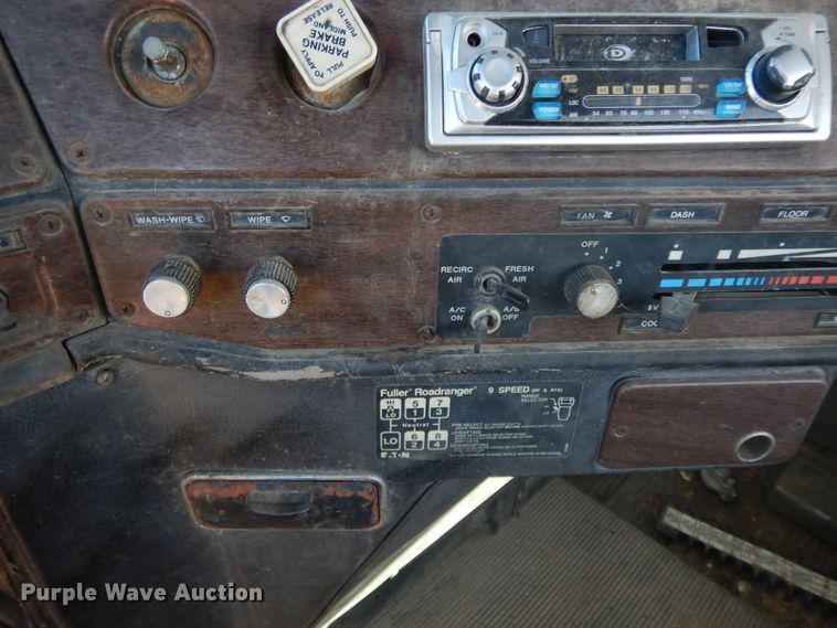 image for item GG9445 1988 Freightliner FLC  semi truck