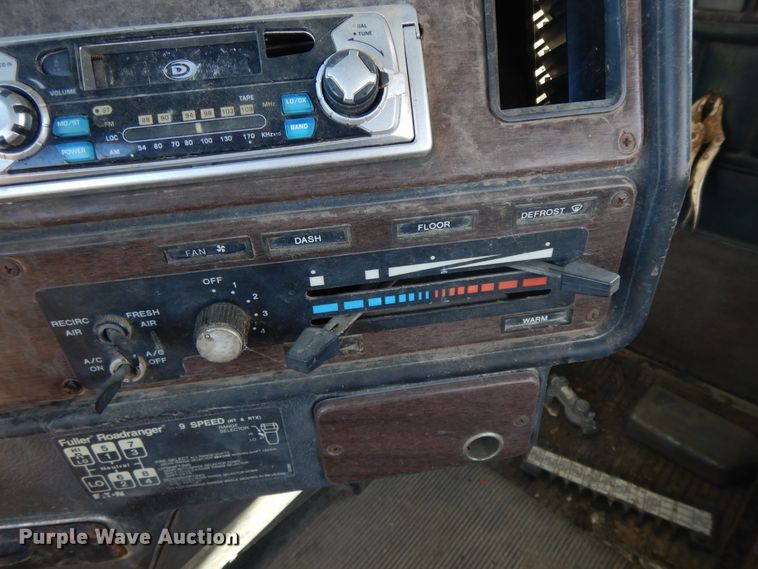 image for item GG9445 1988 Freightliner FLC  semi truck