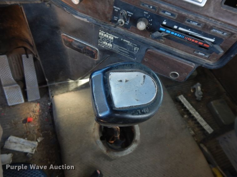 image for item GG9445 1988 Freightliner FLC  semi truck