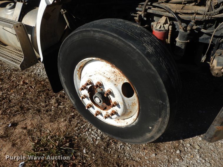 image for item GG9445 1988 Freightliner FLC  semi truck