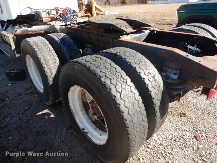 image for item GG9445 1988 Freightliner FLC  semi truck