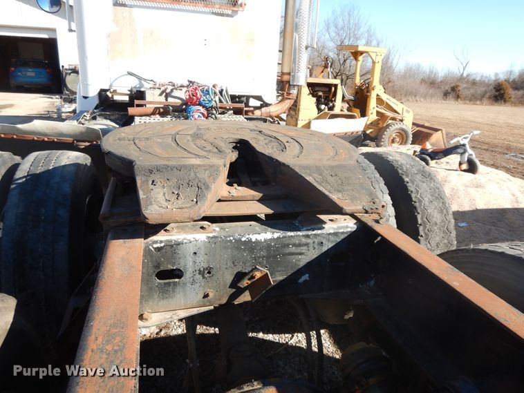 image for item GG9445 1988 Freightliner FLC  semi truck