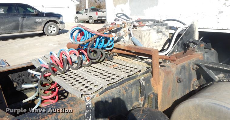 image for item GG9445 1988 Freightliner FLC  semi truck