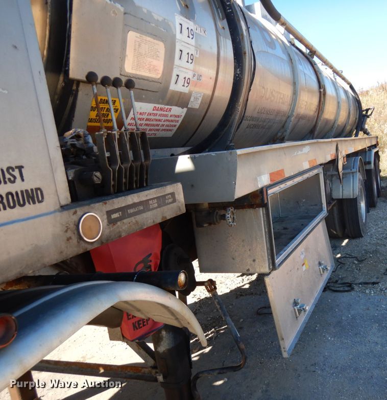 image for item HD9079 1997 Presvac Systems Limited vacuum trailer