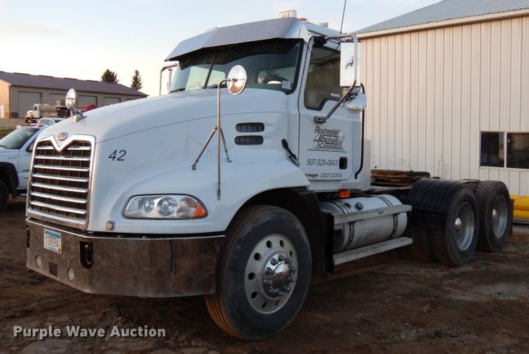 image for item HD9247 2007 Mack CXN613  semi truck