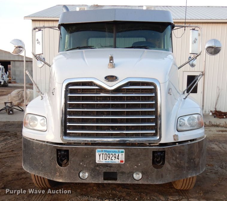 image for item HD9247 2007 Mack CXN613  semi truck