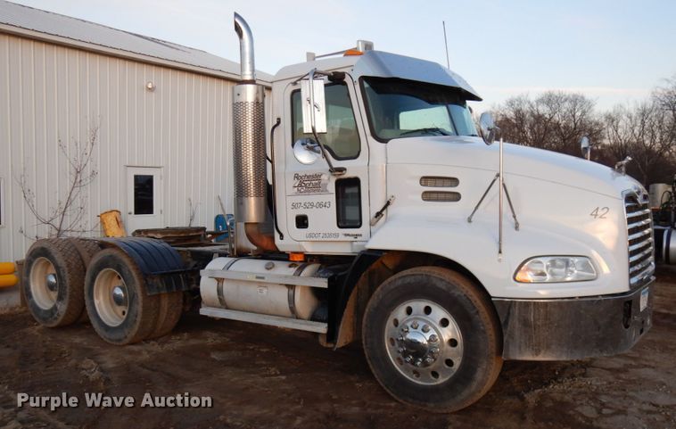 image for item HD9247 2007 Mack CXN613  semi truck