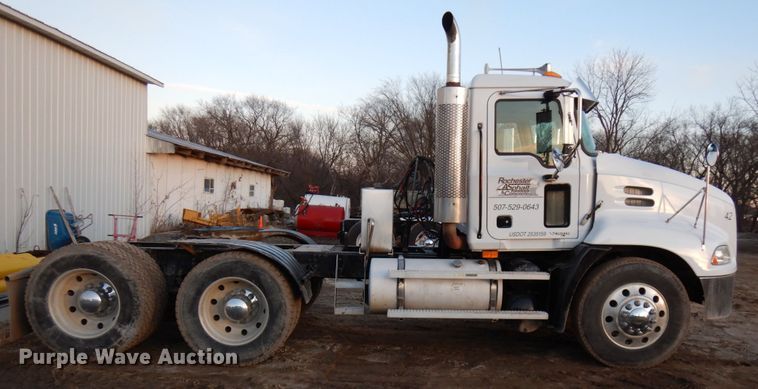 image for item HD9247 2007 Mack CXN613  semi truck