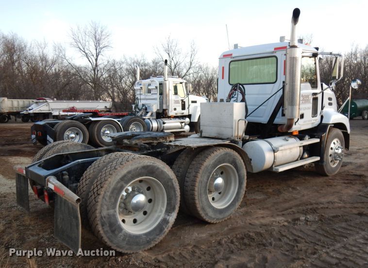 image for item HD9247 2007 Mack CXN613  semi truck