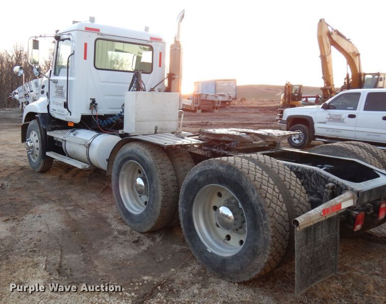 image for item HD9247 2007 Mack CXN613  semi truck