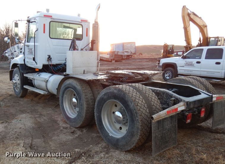 image for item HD9247 2007 Mack CXN613  semi truck