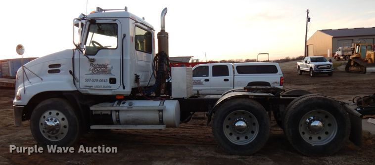 image for item HD9247 2007 Mack CXN613  semi truck