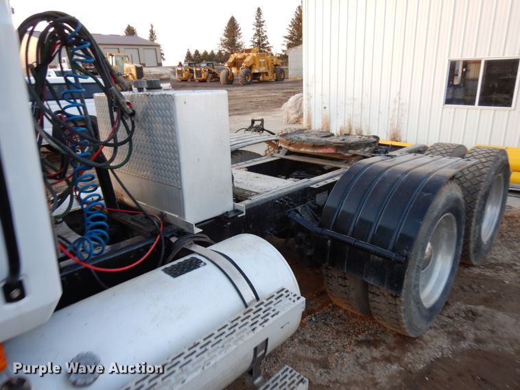 image for item HD9247 2007 Mack CXN613  semi truck