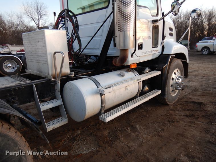 image for item HD9247 2007 Mack CXN613  semi truck