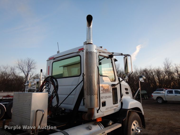 image for item HD9247 2007 Mack CXN613  semi truck