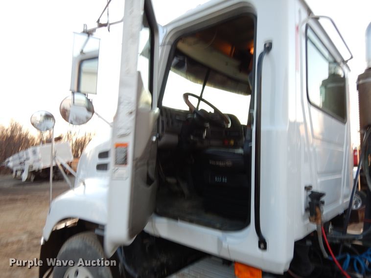 image for item HD9247 2007 Mack CXN613  semi truck