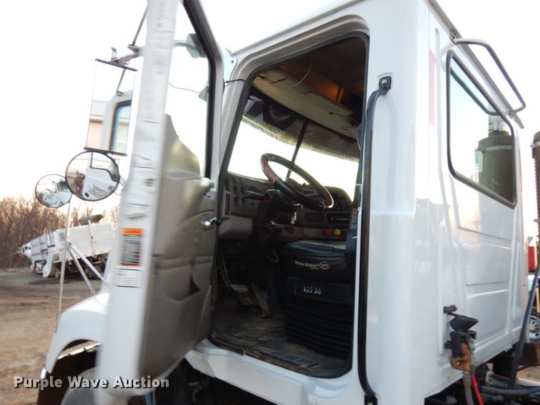 image for item HD9247 2007 Mack CXN613  semi truck