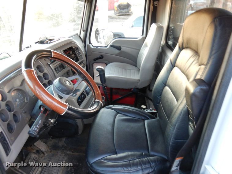 image for item HD9247 2007 Mack CXN613  semi truck