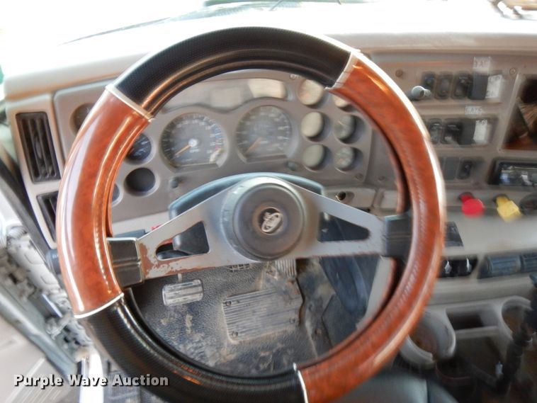 image for item HD9247 2007 Mack CXN613  semi truck