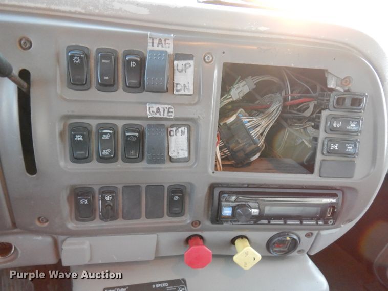 image for item HD9247 2007 Mack CXN613  semi truck