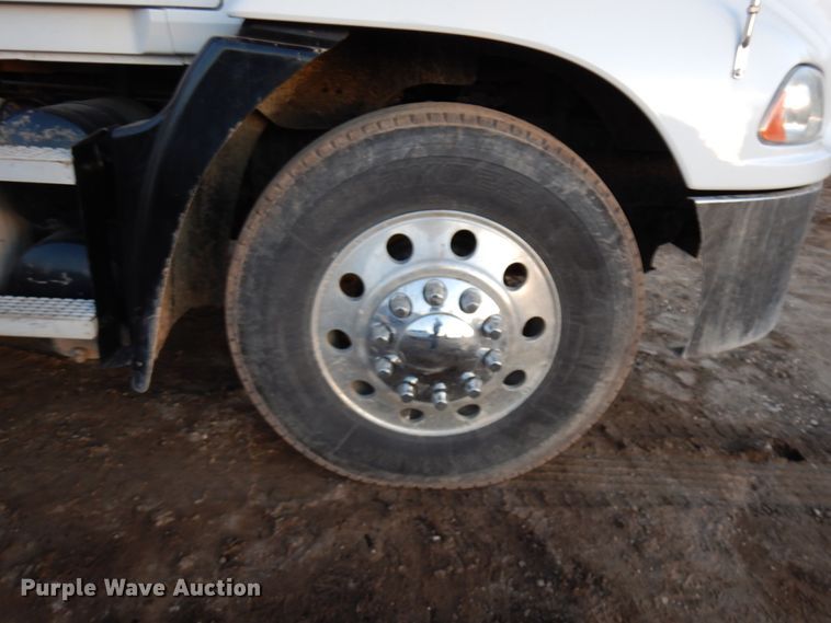 image for item HD9247 2007 Mack CXN613  semi truck