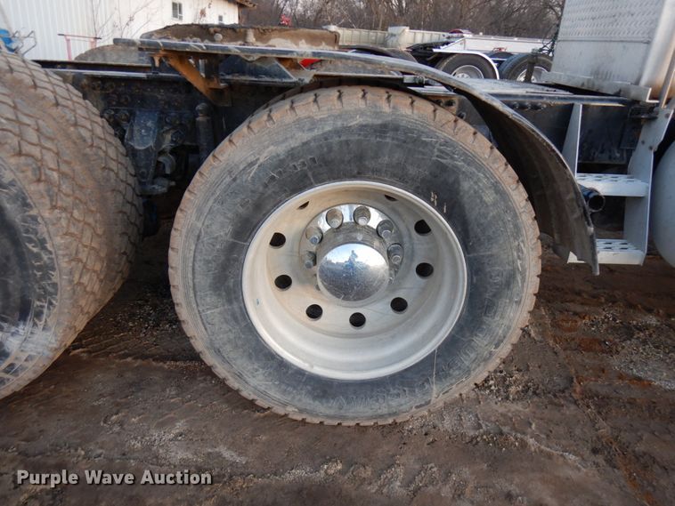 image for item HD9247 2007 Mack CXN613  semi truck