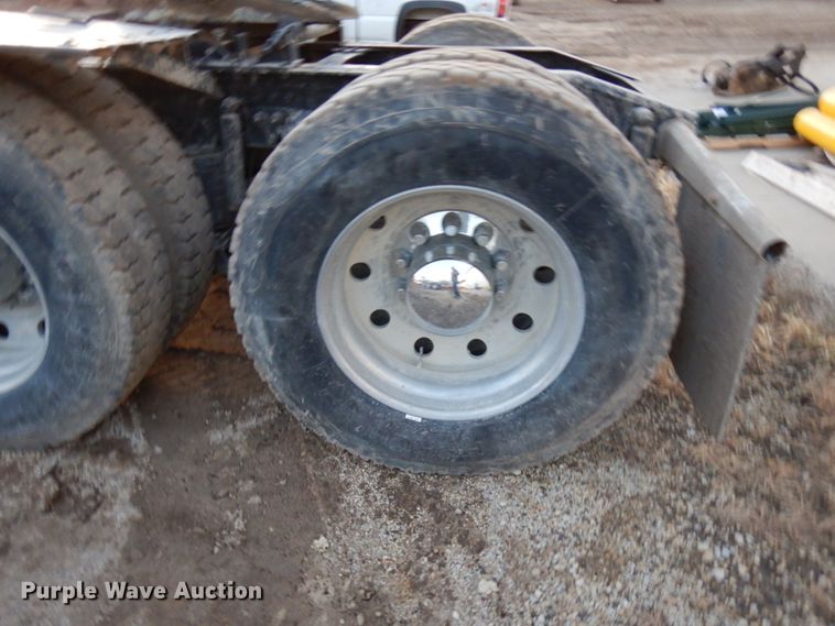 image for item HD9247 2007 Mack CXN613  semi truck