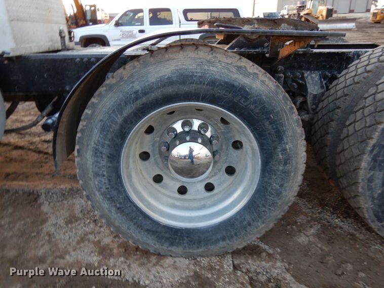 image for item HD9247 2007 Mack CXN613  semi truck