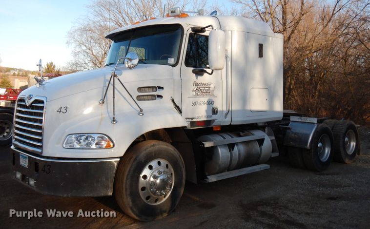 image for item HD9248 2003 Mack CX613  semi truck