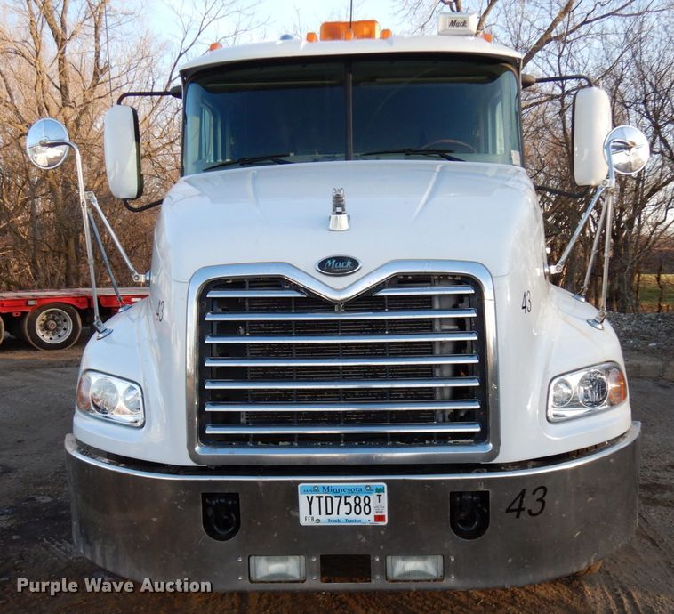 image for item HD9248 2003 Mack CX613  semi truck