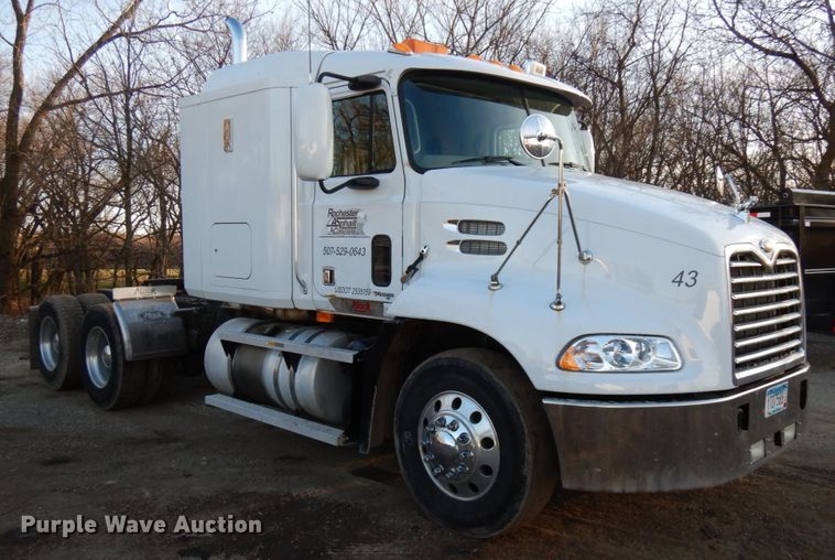 image for item HD9248 2003 Mack CX613  semi truck