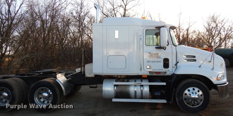 image for item HD9248 2003 Mack CX613  semi truck