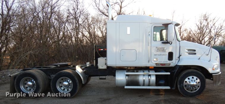 image for item HD9248 2003 Mack CX613  semi truck