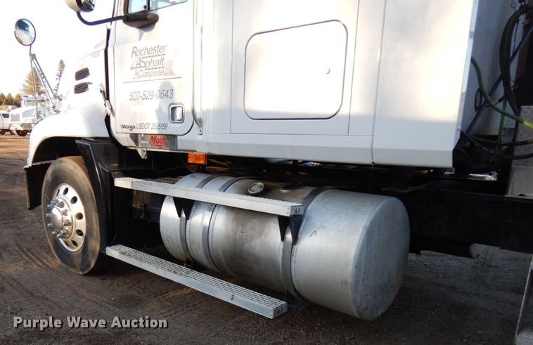 image for item HD9248 2003 Mack CX613  semi truck