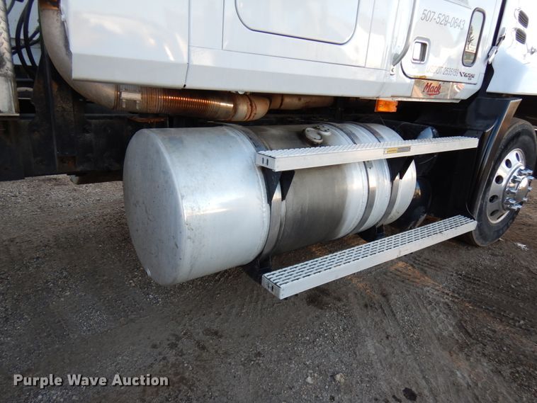 image for item HD9248 2003 Mack CX613  semi truck