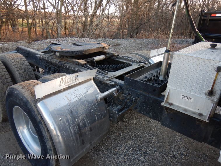 image for item HD9248 2003 Mack CX613  semi truck