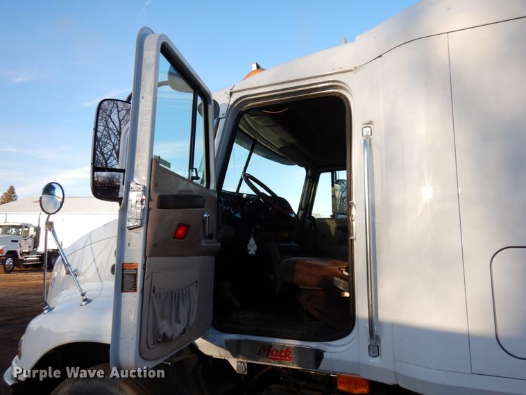 image for item HD9248 2003 Mack CX613  semi truck