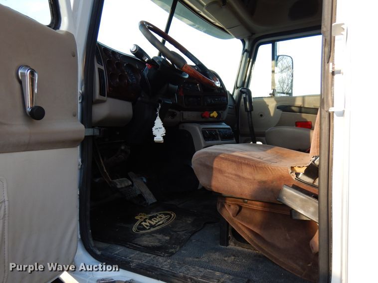 image for item HD9248 2003 Mack CX613  semi truck