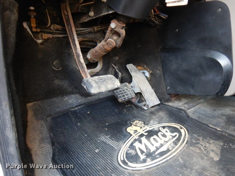 image for item HD9248 2003 Mack CX613  semi truck