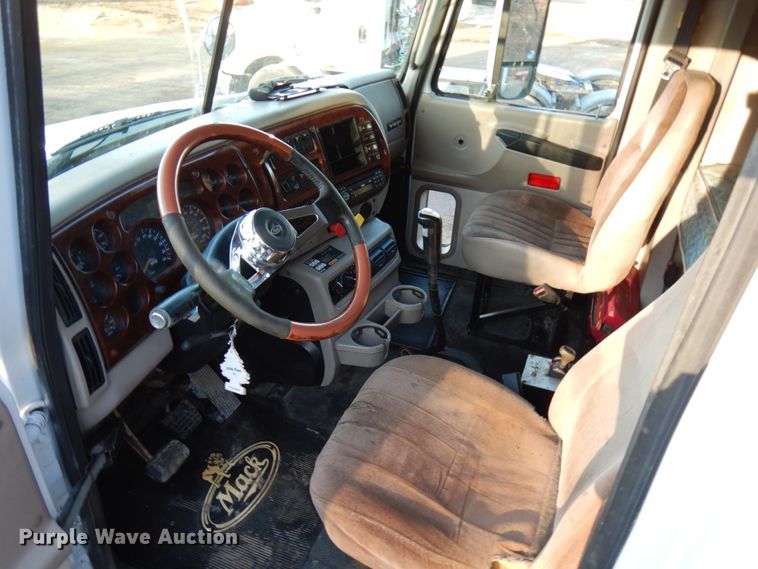 image for item HD9248 2003 Mack CX613  semi truck