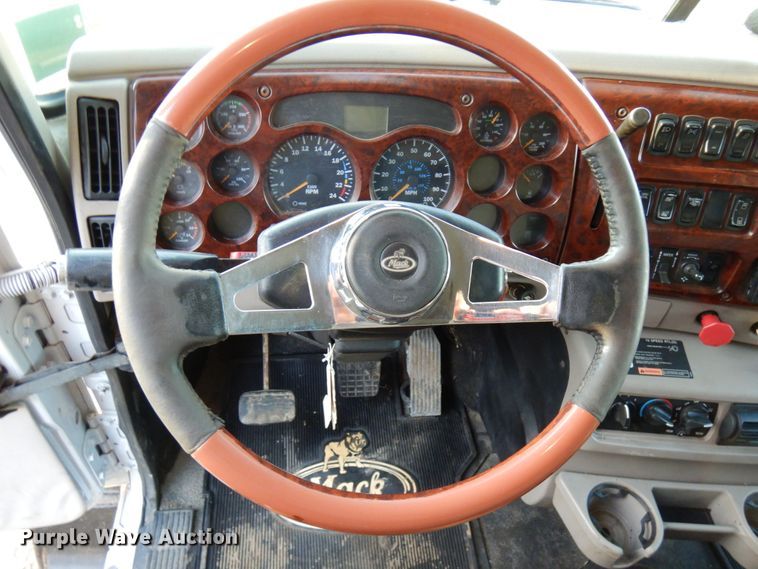 image for item HD9248 2003 Mack CX613  semi truck