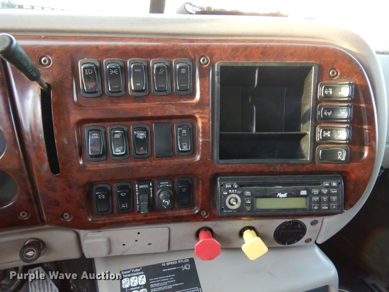 image for item HD9248 2003 Mack CX613  semi truck