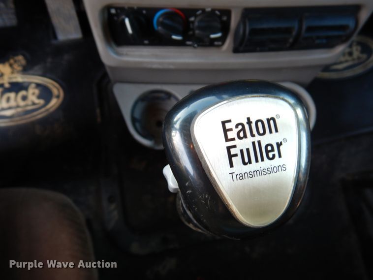 image for item HD9248 2003 Mack CX613  semi truck