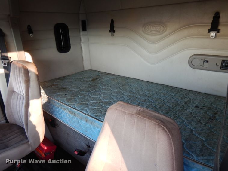 image for item HD9248 2003 Mack CX613  semi truck