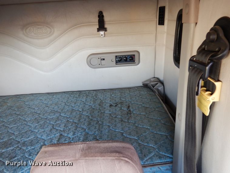 image for item HD9248 2003 Mack CX613  semi truck